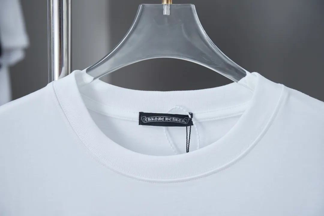 🅿️200 Ch*ome Hearte 25SS Early Spring New Style Contrast Color Crouching Brand Short Sleeves Light Luxury Essential Item for Daily Commuting for Men and Women Correct Version Welcome to Compare Detailed Features · 320g 100% pure cotton double yarn jersey fabric · Custom dyed in the same cylinder, special thickened 32 pieces double-strand 1X1 thread · Imported Tajima machine embroidery tatami embroidery · Hand-embroidered leather tag hardware · Double-needle stitching and cross-stitch technology · Original main mark, washed tag, branded moisture-proof paper packaging Color: Black/White Size: S/M/L/XL